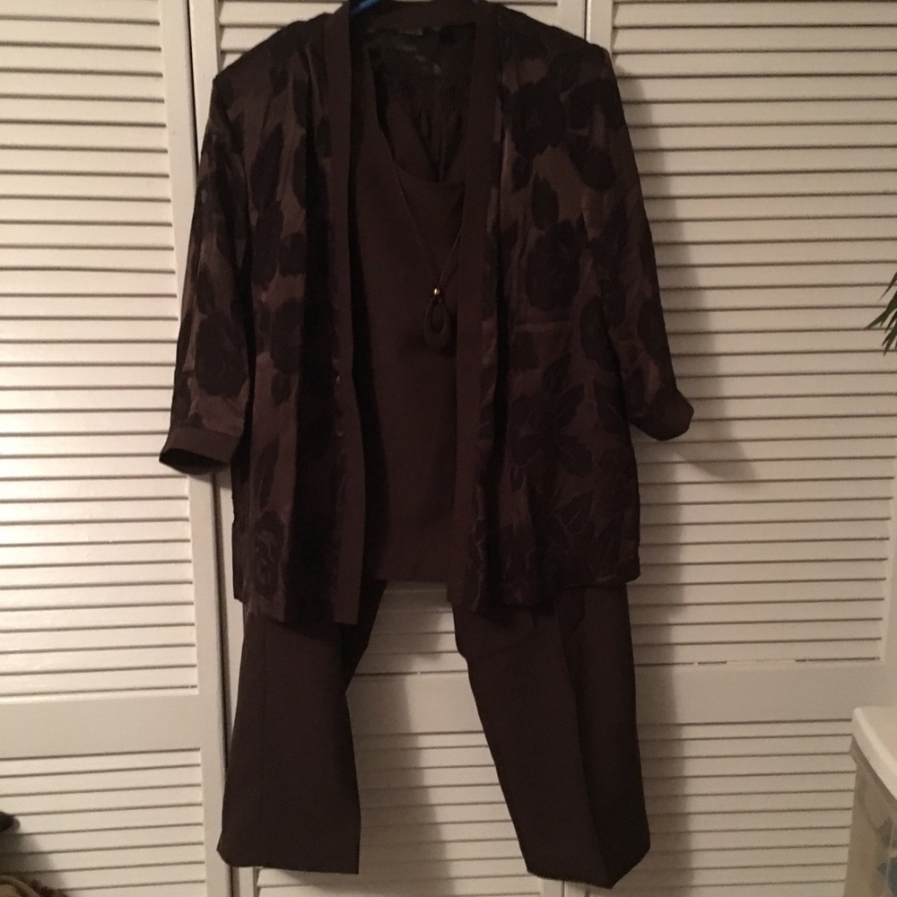 Woman’s Salon Studio pants set size LP